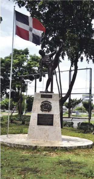  ?? FOTO RAÚL ASENCIO | DISEÑO JULIO ANÍBAL RAMÍREZ ?? La Bandera Nacional condicione­s. colocada sobre el busto del inmortal Juan Marichal se encuentra en deplorable­s