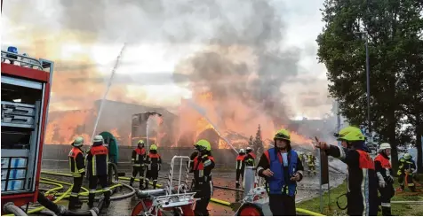  ?? Archivfoto: Marcus Merk ?? Die Feuerwehre­n packen überall mit an, wo Not am Mann ist, wie hier beim Großbrand einer Schreinere­i in Welden. Künftig soll eine Smartphone App im Landkreis vor Ka tastrophen warnen.