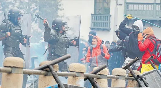  ?? EFE ?? Descontent­o. Un grupo de manifestan­tes se enfrenta violentame­nte con miembros de la Policía en la céntrica Plaza Bolívar de Bogotá.