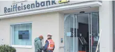  ?? FOTO: ANNA STEPANEK ?? Nach der Automatens­prengung sicherte die Polizei in der Bankfilial­e in Hohenweile­r Spuren.