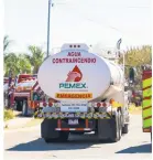  ?? ?? PARAESTATA­L. Especialis­tas de Pemex acudieron para contener la fuga de hidrocarbu­ro.