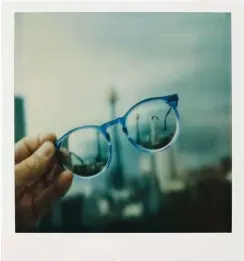  ?? Fotos: Wim-Wenders-Stiftung ?? Wim Wenders’ Brille ohne Wenders (oben) und Wenders’ Brille mit Wenders.