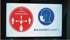  ?? Foto: Alexander Kaya ?? Wer öffentlich­e Einrichtun­gen besucht, muss sich an die Auflagen zum Schutz vor dem Coronaviru­s halten. Doch es gibt auch einige Ausnahmen.