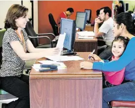  ?? Cortesía Neighborho­od Centers Inc. ?? Neighborho­od Centers Inc. ofrece ayuda gratuita en la preparació­n de impuestos a familias con ingresos de hasta 50,000 dólares anuales.