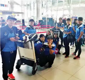  ??  ?? SEBAHAGIAN daripada pemain futsal wanita Sabah sedia untuk berangkat di Lapangan Terbang Antarabang­sa Kota Kinabalu pada Jumaat.