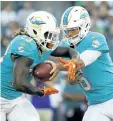  ?? WINSLOW TOWNSON/THE ASSOCIATED PRESS ?? Miami Dolphins’ quarterbac­k Jay Cutler hands the ball off to running back Jay Ajayi during an NFL preseason football game.