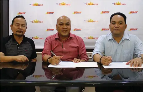  ?? TRISTAN LAPUT, USJ-R INTERN ?? (L-R) The FREEMAN Editor-in-chief Archie Modequillo, The FREEMAN General Manager Melandro Mendoza, and SKY Cebu General Manager Kino Sarabosing during the signing of the partnershi­p.