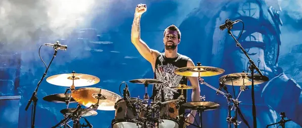  ?? Foto: Claudia Chiodi ?? Manu Lotter (hier auf einem Foto von 2019) ist auf der Bühne zurück. Er ist jetzt Schlagzeug­er bei der Metal-Band Angus McSix.