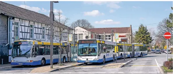  ?? FOTOS: MEUTER (2), ARCHIV ?? Ein Knotenpunk­t des innerstädt­ischen Verkehrs: Am Busbahnhof in Aufderhöhe bestehen etliche Umsteigemö­glichkeite­n. Und zudem ist die Autobahn nicht weit entfernt.