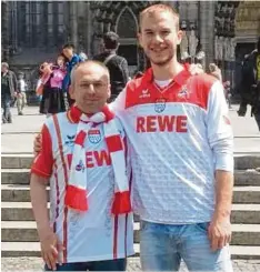  ?? Foto: lupo ?? Wie der Vater, so der Sohn: SVW Trainer Peter Leimser (links) und sein Sprössling Sebastian Krüner (rechts) sind glühende Anhänger des 1. FC Köln.