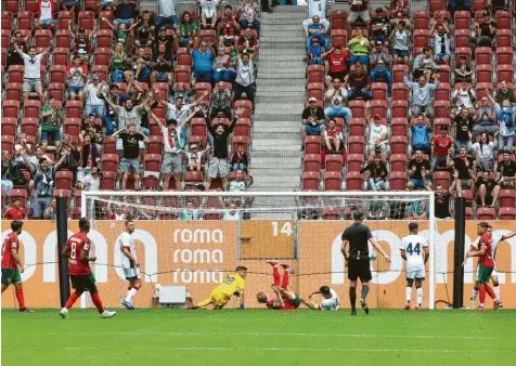 ?? Foto: Klaus Rainer Krieger ?? Gegen Cagliari Calcio bejubelten die Anhänger des FC Augsburg drei Tore. Auch am ersten Bundesliga­spieltag gegen Hoffenheim werden FCA‰Fans im Stadion sein. Wie es aber danach weitergeht, ob und mit wie vielen Zuschauern im Stadion, ist bislang unsicher.