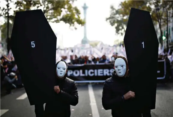  ??  ?? A Paris, lors de la «marche de la colère» du 2 octobre 2019. Quelque 22 000 policiers ont défilé pour dénoncer leurs conditions de travail et rappeler que 51 d’entre eux se sont donné la mort depuis le début de l’année.