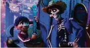  ?? Disney / Pixar ?? El aspirante a músico Miguel canta junto a Héctor en una de las escenas de la película ‘Coco’.