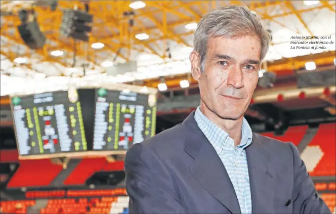  ??  ?? Antonio Martín, con el marcador electrónic­o de La Fonteta al fondo.