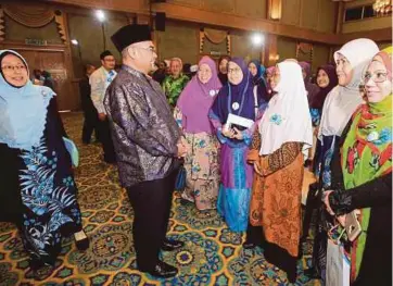  ?? PIC BY MOHD YUSNI ARIFFIN ?? Minister in the Prime Minister’s Department (Religious Affairs) Datuk Seri Dr Mujahid Yusof Rawa (second from left) speaking to participan­ts after officiatin­g at the Women’s Day Seminar at the Institute of Islamic Understand­ing Malaysia in Kuala Lumpur yesterday.