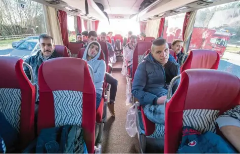  ?? Foto: Armin Weigel, dpa ?? Die Flüchtling­e auf dem Weg nach Berlin zum Kanzleramt. Der Landshuter Landrat Peter Dreier hatte die Protestakt­ion vor einem Jahr organisier­t. Es waren Migranten, deren Asylantrag bereits anerkannt war. Sie leben heute nicht mehr in Bayern, sondern...