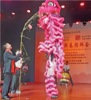  ?? Shalveen Chand ?? Chinese Ambassador to Fiji Qian Bo feeds the dancing lion at the marking of the Chinese New Year - The Year of the Rat at the Suva Civic Centre on January 19, 2020. Photo: