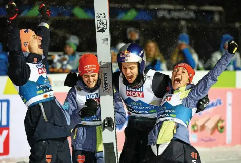  ?? DANIEL KARMANN / DPA ?? Katharina Althaus (rechts) jubelt mit Karl Geiger, Selina Freitag und Andreas Wellinger (von links) über Mixedteam-Gold.