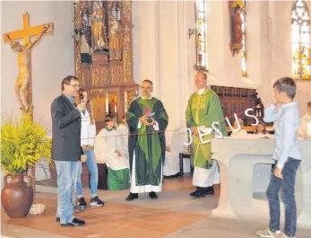  ?? FOTO: ISA ?? Thomas Mootz, Vorsitzend­er des Weißensber­ger Pfarrgemei­nderates, verabschie­det mit Sophie und Benedikt Pfarrer Franz Walden (links) und begrüßt Pfarrer Anton Latawiec (rechts).