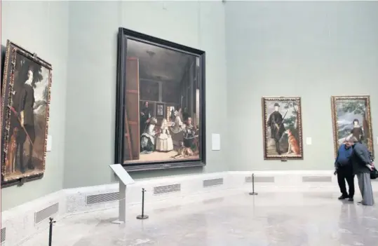  ??  ?? Sala de Velázquez en el Museo del Prado, presidida por el cuadro Las Meninas.