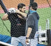  ?? AL DIAZ adiaz@miamiheral­d.com ?? Marlins hitting coach Eric Duncan, right, gives Jorge Alfaro some pointers during batting practice on July 4.