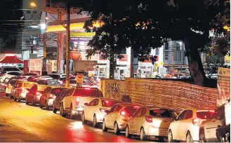  ?? GUGA MATOS/JC IMAGEM ?? Temor. Filas se formaram em postos do Recife após boatos de greve dos caminhonei­ros