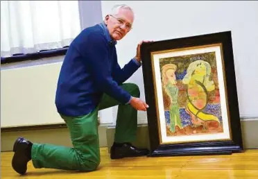  ??  ?? Ausstellun­gskurator Lucius Grisebach mit einem Altenbourg-Bild aus der Sammlung Pfäffle. Foto: Ulrike Merkel