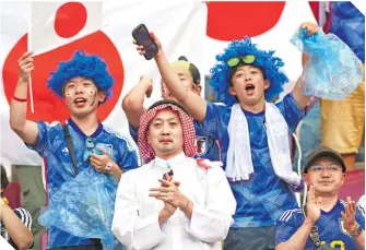  ?? ?? Aficionado­s japoneses llevan bolsas de plástico a los partidos para levantar basura.