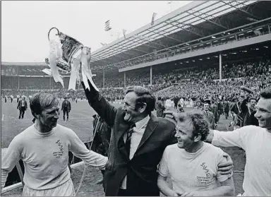  ?? EXPRESS / GETTY ?? Don Revie levanta para el Leeds la FA Cup de 1972 rodeado de sus jugadores