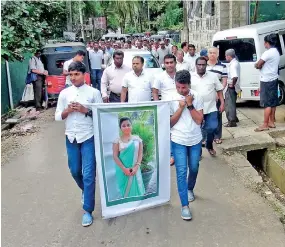  ??  ?? A village in mourning: Nisansala's funeral procession