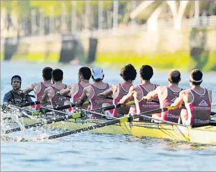  ?? FOTO: JUAN ECHEVERRÍA ?? A repetir La tripulació­n de Deusto quiere volver a ganar en su tradiciona­l enfrentami­ento contra Ingenieros