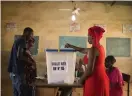  ?? Bild: ANNIE RISEMBERG/TT ?? EN GÅNG TILL. Malierna röstade på söndagen i en andra omgång av landets presidentv­al. Bilden är från huvudstade­n Bamako.