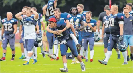  ?? FOTO: FLORIAN ACHBERGER ?? So sieht ein Regionalli­ga-Meister aus: Die Biberach Beavers (vorn nimmt Spencer Payne Deniz Gall Huckepack) freuen sich nach dem Sieg gegen Freiburg über den Titelgewin­n.