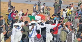  ??  ?? Army and navy personnel during cremation at Dubey’s native Purbadiha village, Palamu Monday.HT