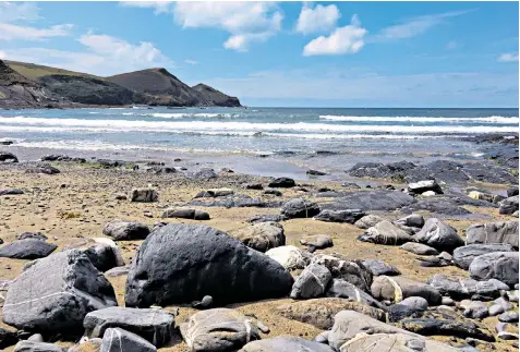  ??  ?? Crackingto­n Haven in Cornwall, where signs, above left, warn that thieves face prosecutio­n