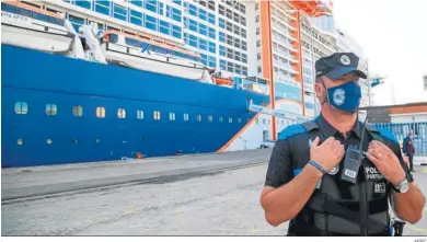  ?? APBC ?? Un policía portuario, con el gigantesco ‘Celebrity Apex’, durante su escala de este miércoles, en Cádiz.