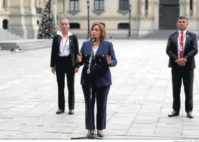  ?? PAOLO AGUILAR / EFE ?? La nueva presidenta de Perú, Dina Boluarte, ofrece declaracio­nes en el Palacio de Gobierno en Lima.