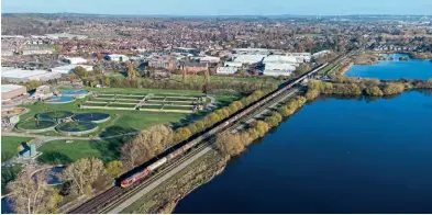  ?? Steve Donald ?? LEFT: A bird’s eye view of DB Cargo’s 60092 passing Attenborou­gh Nature Reserve with 6M57, the 07.02 Lindsey Oil Refinery to Kingsbury Oil Sidings tanks working, on November 25, 2021.