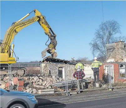  ?? Picture: Steven Brown. ?? Demolition almost complete as the Pickletill­um Inn lies in rubble.