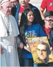  ?? Afp ?? AMBIENTE. Una niña se toma foto con el papa Francisco.