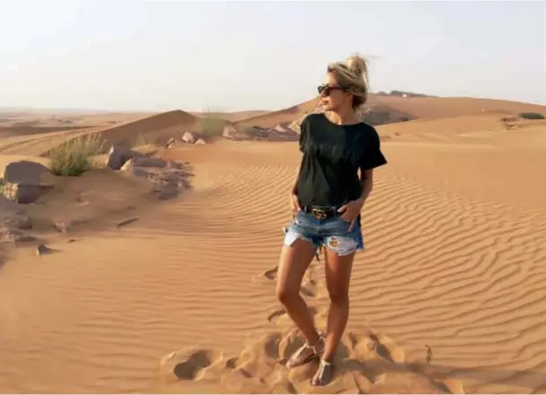  ??  ?? En pleno desierto de Dubai la actriz y su marido realizaron una travesía en camello. La pareja quedó impactada por su inmensidad y coinciden que es uno de los mejores recuerdos del viaje. Dicen que fueron 10 días de ensueño.