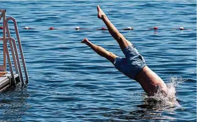  ?? Foto: Axel Heimken/dpa/dpa-tmn ?? Immer schön frisch bleiben: Der Sommer startet in Europa gerade voll durch, da hilft nur noch der Sprung ins kühle Nass.