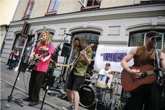  ?? Bild: ANNA SVANBERG ?? HELA DAGEN LÅNG. Det blev fest i år igen. Levande musik och fullt med folk på Andra och Tredje långgatan.