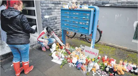  ?? FOTO: ROBERTO PFEIL/DPA ?? Trauer vor dem Haus, in dem die Leichen der Kinder gefunden wurden.