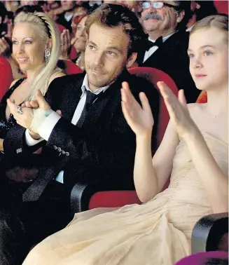  ??  ?? Der Star Johnny Marco (Stephen Dorff) besucht mit seiner Tochter Cleo (Elle Fanning) eine Filmgala: „Somewhere – Verloren in Hollywood“, 0.15, HR.