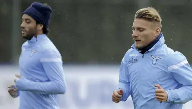  ??  ?? Tandem Da sinistra, nella foto, il brasiliano Felipe Anderson con Ciro Immobile: il bomber della Lazio si è infortunat­o domenica scorsa