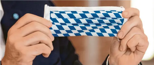  ?? Foto: Sven Hoppe, dpa ?? Sogar beim Mundschutz geht der Freistaat Bayern eigene Wege: Ministerpr­äsident Markus Söder präsentier­te am Donnerstag ganz stilecht eine Maske mit weiß-blauen Rauten.