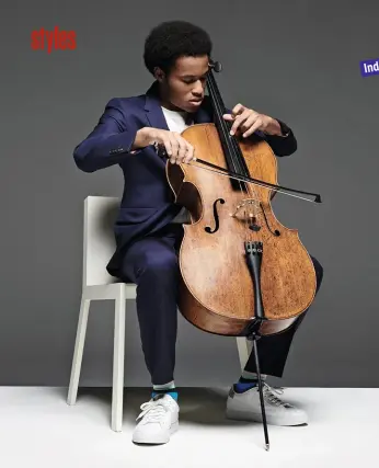  ??  ?? Le costume « A Suit To Travel In », de Paul Smith, ici incarné par le violoncell­iste Sheku Kanneh-Mason.