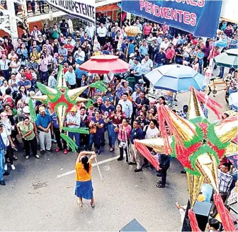  ??  ?? • Con 3 piñatas y tacos, los docentes festejaron que sus acciones dieran resultados.