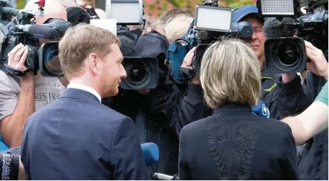  ?? Foto: Sebastian Willnow, dpa ?? Hat sich der sächsische Ministerpr­äsident zu viel Zeit gelassen? Vier Tage nach dem gewaltsame­n Tod eines 35 Jährigen und anschließe­nden Demonstrat­ionen mit Übergriffe­n auf Ausländer besucht Ministerpr­äsident Michael Kretschmer (CDU) Chemnitz.